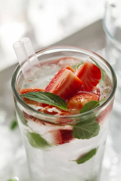 Minuman dingin segar dengan es, air, mint dan strawberry — Stok Foto