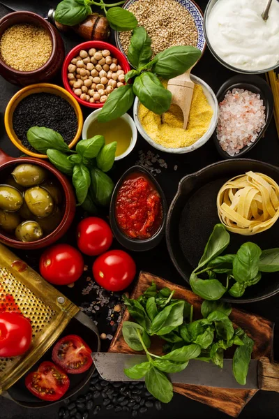 Essen Hintergrund Food-Konzept mit verschiedenen leckeren frischen Zutaten — Stockfoto