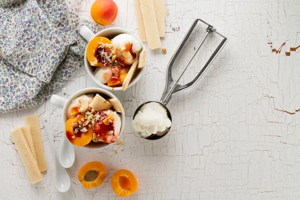 Es krim vanila yang segar dan segar dengan kacang-kacangan, aprikot — Stok Foto