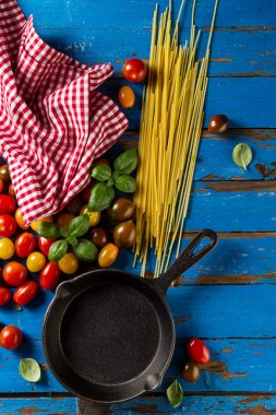 Lezzetli taze iştah açıcı çeşitli domates, fesleğen, spagetti