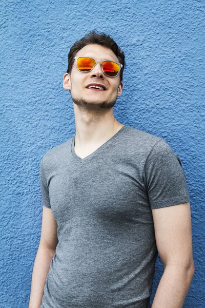 Bastante guapo joven hipster con gafas de sol sonriendo — Foto de Stock