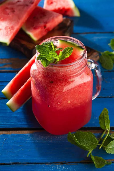 Rasanya segar menenangkan semangka minum smoothie dengan mint — Stok Foto
