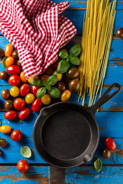 Sabrosa variedad fresca apetitosa de tomates, albahaca, espaguetis — Foto de Stock