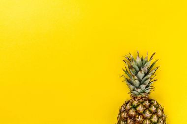 Güzel taze iştah açıcı lezzetli ananas sarı masada yarım dilim