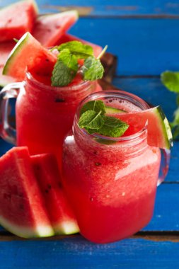 Nane ile lezzetli taze iştah açıcı karpuz içki güler yüzlü