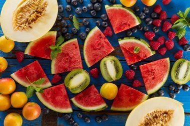 Lezzetli taze iştah açıcı çeşitli meyve mavi rustik eski ahşap tablo