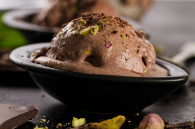 Lezzetli iştah açıcı çikolatalı dondurma nane ve fıstık ile 