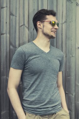 Oldukça yakışıklı delikanlı hipster gülmek gülümseyen güneş gözlüğü ile