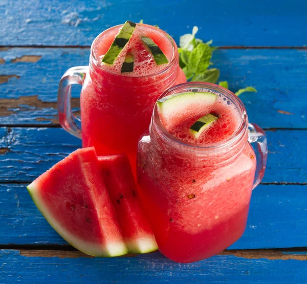 Välsmakande färskt aptitretande vattenmelon dricka smoothie med mynta — Stockfoto