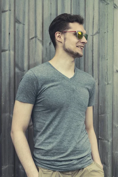 Bastante guapo joven hipster con gafas de sol sonriendo riendo — Foto de Stock