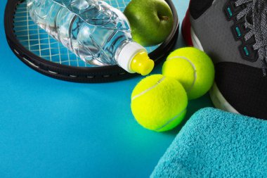 Sağlıklı yaşam spor kavram. Tenis topları, havlu ile spor ayakkabı 