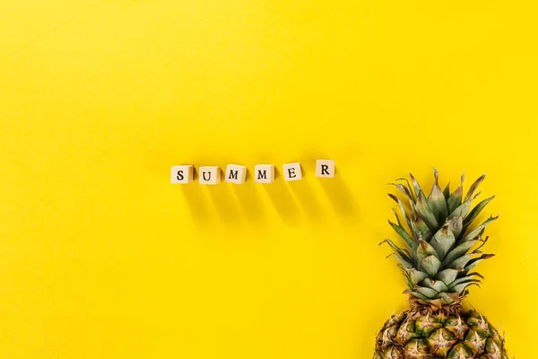 Konsep musim panas. Konseptual. Rasanya lezat setengah dari nanas — Stok Foto