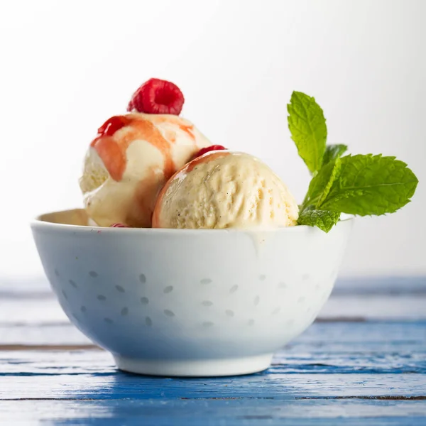 Gustose palette di ghiaccio alla vaniglia con marmellata di fragole e menta in ciotola — Foto Stock