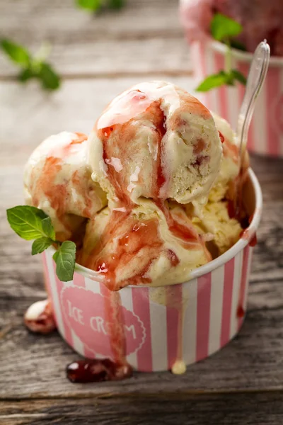 Gustoso appetitoso ghiaccio di fragole alla vaniglia con marmellata e menta — Foto Stock