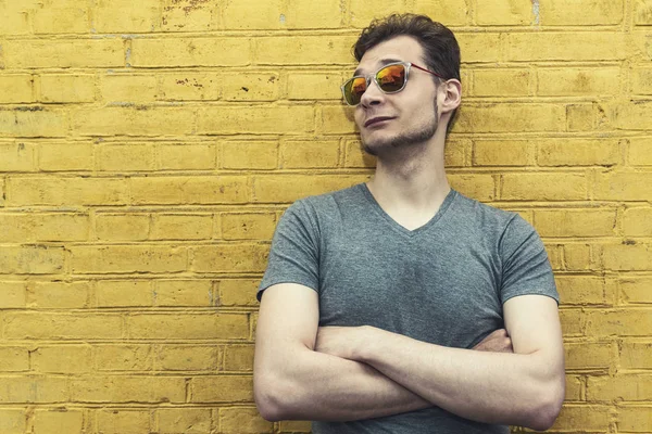 Bastante guapo joven confiado hipster con gafas de sol — Foto de Stock