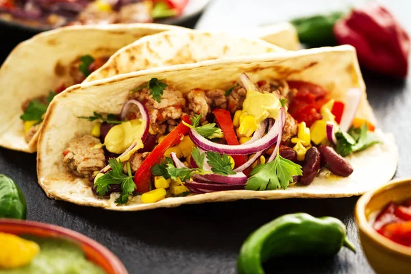 Bonito saboroso apetitoso comida tradicional mexicana tacos — Fotografia de Stock