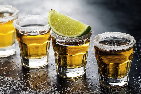 Gustoso cocktail di bevande alcoliche tequila con lime e sale — Foto Stock