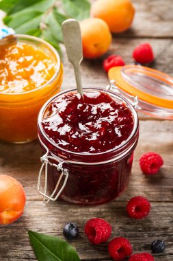 Cam meyve ile lezzetli meyve kırmızı çilek berry sıkışmaları