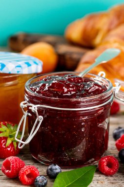 Cam meyve ile lezzetli meyve kırmızı çilek berry sıkışmaları 