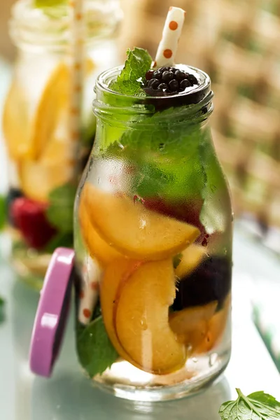 건강 한 맛 있는 신선한 상쾌한 해독 물 병 이나 항아리에 — 스톡 사진