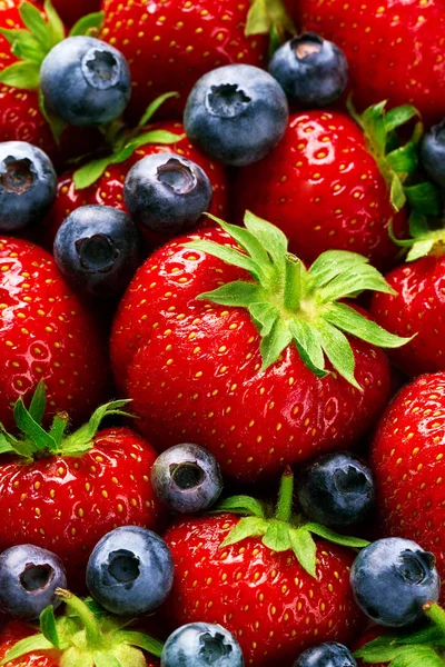 신선한 푸른 열매와 함께 맛 있는 잘 익은 빨간 딸기의 근접 매크로 — 스톡 사진