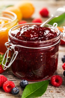 Cam meyve ile lezzetli meyve kırmızı çilek berry sıkışmaları