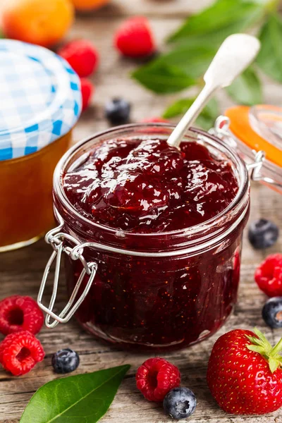 Sabrosas mermeladas de fresa roja en frasco de vidrio con frutas — Foto de Stock