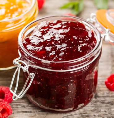 Cam meyve ile lezzetli meyve kırmızı çilek berry sıkışmaları 