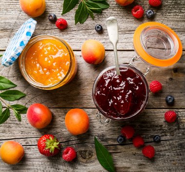 Cam meyve ile lezzetli meyve kırmızı çilek berry sıkışmaları 