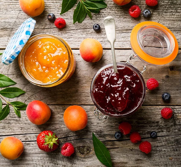 Fruta saborosa compotas de morango vermelho em frasco de vidro com frutas — Fotografia de Stock