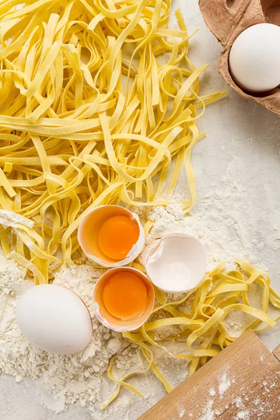 Gustosa pasta cruda fresca appetitosa con farina e uova — Foto Stock