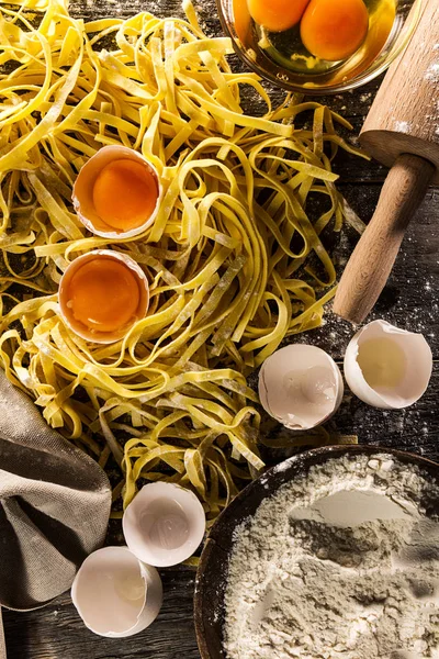Proces gotowania makaronu z surowych składników świeżych Classic — Zdjęcie stockowe