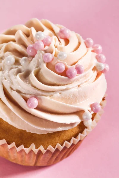 Primer plano de sabrosos cupcakes con crema y perlas pequeñas. Rosa — Foto de Stock