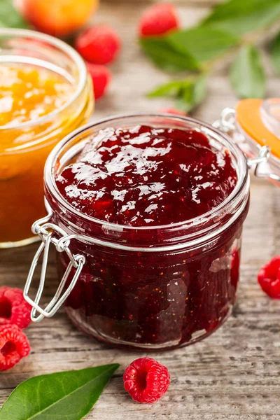 Lekkere vrucht Rode aardbei BES jam in glazen pot met vruchten — Stockfoto