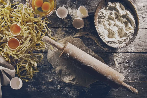 원시 신선한 재료와 함께 파스타를 요리 하는 과정 — 스톡 사진