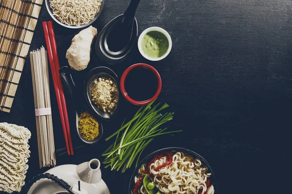Vielfalt unterschiedlicher Zutaten für schmackhafte orientalische Küche — Stockfoto