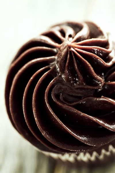 Makro von leckeren schönen appetitlichen Schokolade hausgemachten Cupcake — Stockfoto