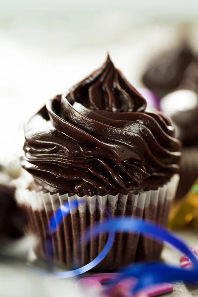 Nahaufnahme von leckeren schönen Schokoladen-Cupcake — Stockfoto