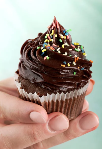 Schöne weibliche Hand hält leckere appetitliche Schokolade — Stockfoto