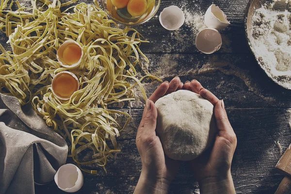 Frau kocht Hände Vorbereitung machen leckere hausgemachte klassische italienische Pasta — Stockfoto