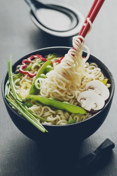 Närbild av välsmakande aptitretande asiatiska nudlar soppa med grönsaker. — Stockfoto