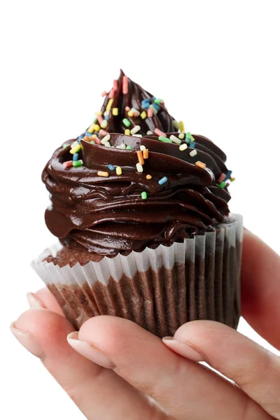 Schöne feminine Hand hält leckeren appetitlichen Schokoladen-Cupcake — Stockfoto