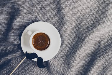 Lezzetli kahve espresso bıyıklı gri kareli üzerinde küçük Kupası. 