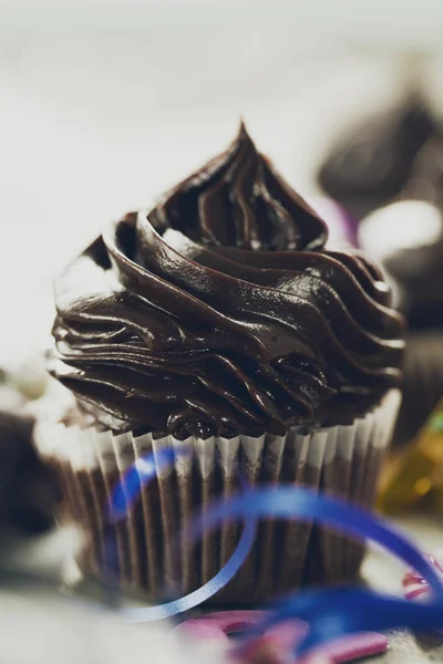 Nahaufnahme von leckeren schönen Schokoladen-Cupcake — Stockfoto