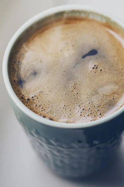 Крупный план горячего напитка кофе эспрессо в керамической кружке — стоковое фото