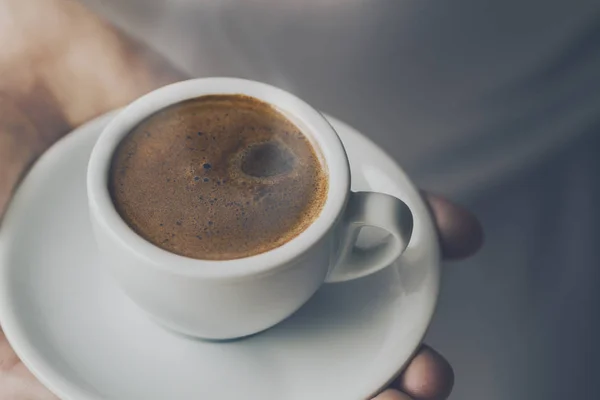 Primo piano di caffè espresso gustoso con schiuma gustosa in piccola tazza di ceramica — Foto Stock