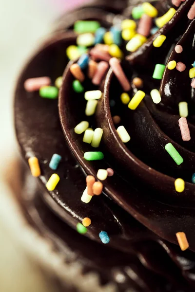 Makro von leckeren schönen appetitlichen Schokolade hausgemachten Cupcake — Stockfoto