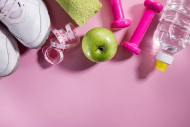 Parlak pembe üzerinde düz yatıyordu spor kavram sağlıklı yaşam donatımı