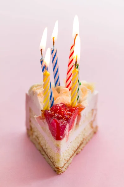 Zbliżenie, smaczny piękny apetyczny kawałek eleganckie urodziny — Zdjęcie stockowe