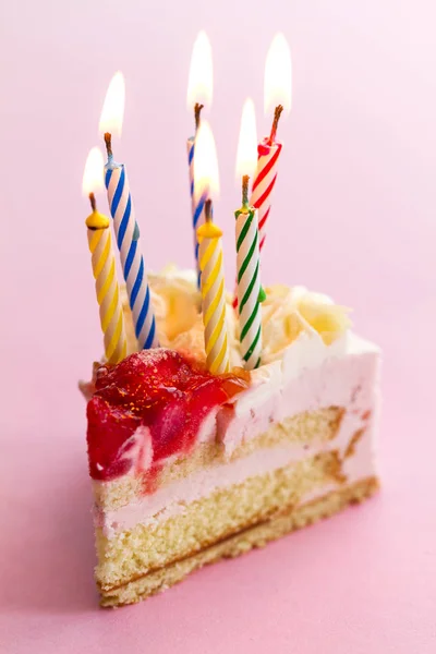 Zbliżenie, smaczny piękny apetyczny kawałek elegancki tort urodzinowy — Zdjęcie stockowe